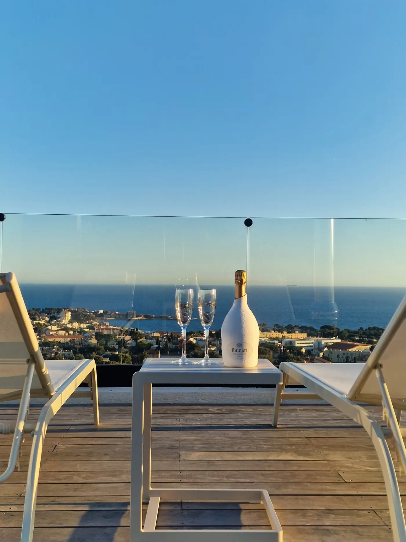 Un verre face à la mer